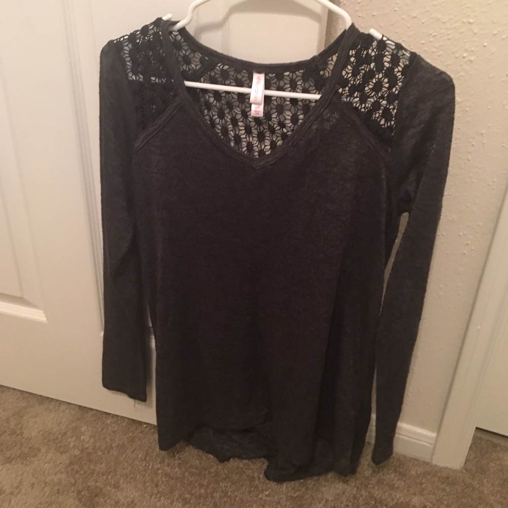 Long sleeve with detailed shoulders and upper back